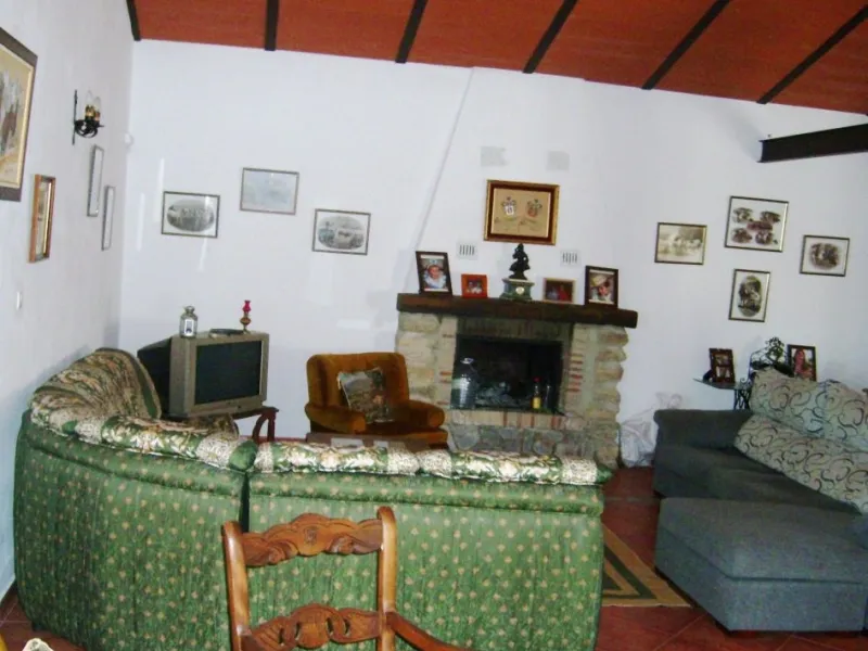 743-V For sale a farm with a house of 150 m2, all on one level consisting of very spacious lounge/dining room with fireplace, fitted kitchen, 2 bedrooms, 2 bathrooms, pantry, storage room, terrace with views to the Guadalhorce Valley, has 200 000 m2 of fe