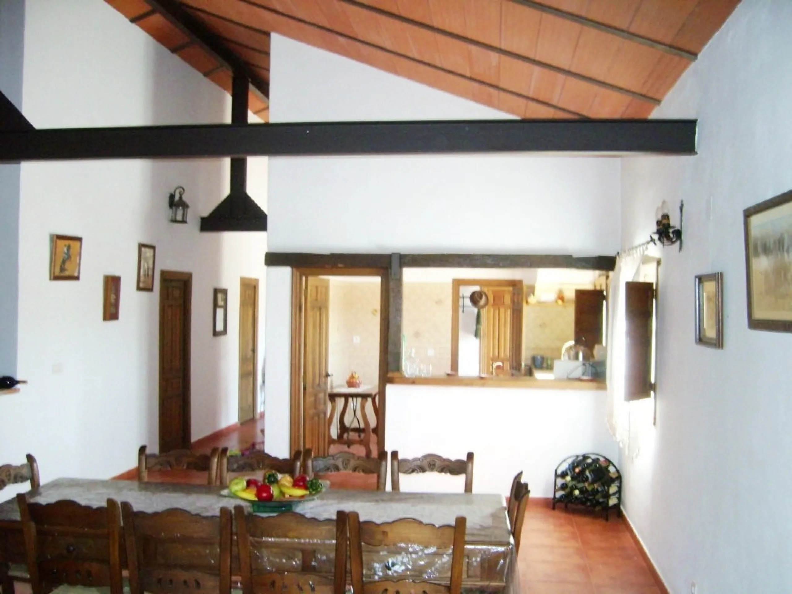 743-V For sale a farm with a house of 150 m2, all on one level consisting of very spacious lounge/dining room with fireplace, fitted kitchen, 2 bedrooms, 2 bathrooms, pantry, storage room, terrace with views to the Guadalhorce Valley, has 200 000 m2 of fe