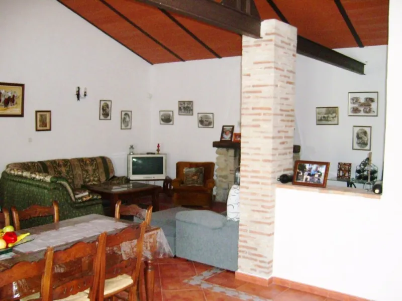 743-V For sale a farm with a house of 150 m2, all on one level consisting of very spacious lounge/dining room with fireplace, fitted kitchen, 2 bedrooms, 2 bathrooms, pantry, storage room, terrace with views to the Guadalhorce Valley, has 200 000 m2 of fe