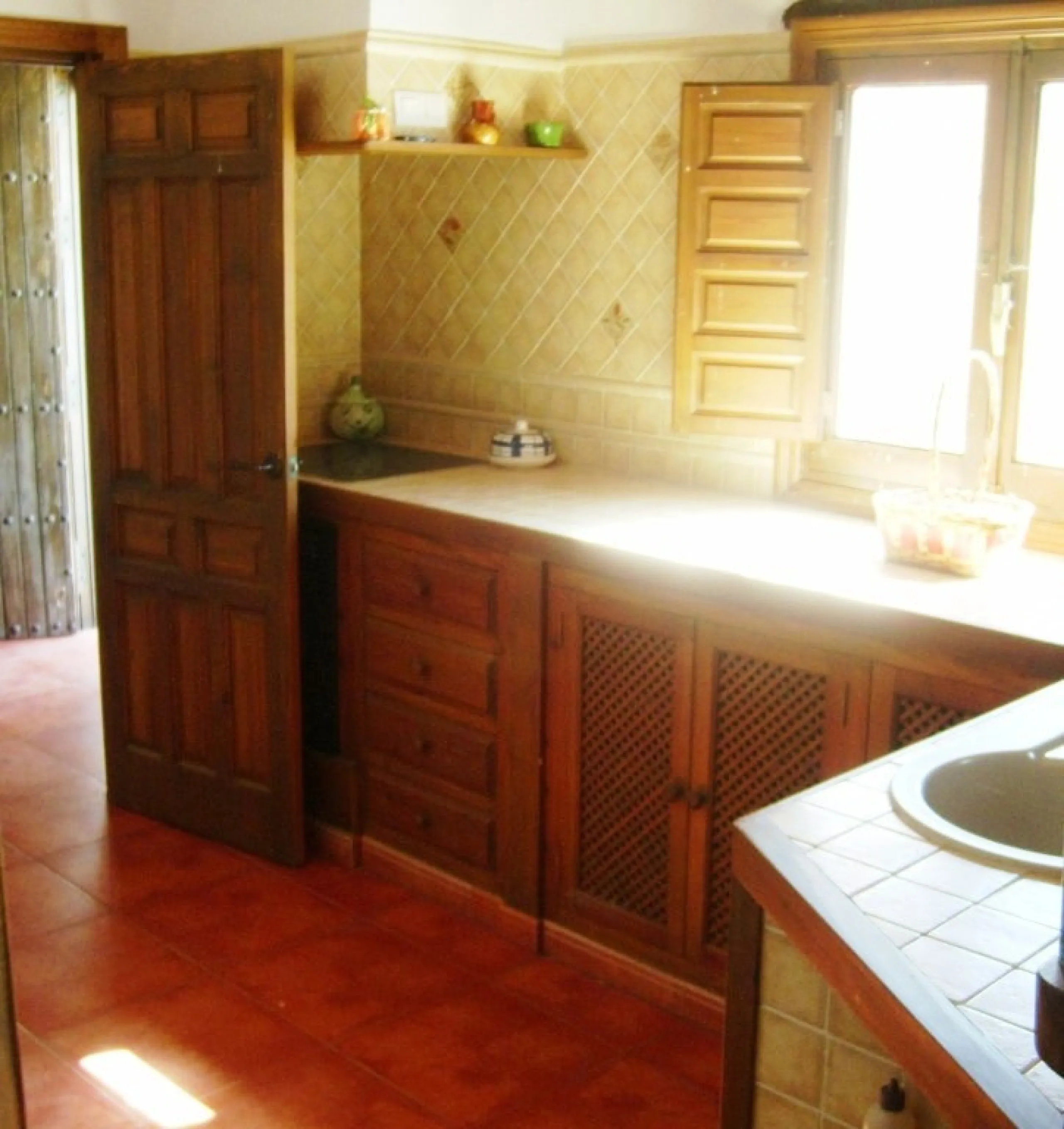 743-V For sale a farm with a house of 150 m2, all on one level consisting of very spacious lounge/dining room with fireplace, fitted kitchen, 2 bedrooms, 2 bathrooms, pantry, storage room, terrace with views to the Guadalhorce Valley, has 200 000 m2 of fe
