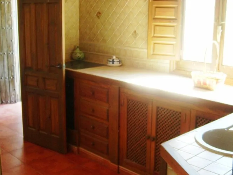 743-V For sale a farm with a house of 150 m2, all on one level consisting of very spacious lounge/dining room with fireplace, fitted kitchen, 2 bedrooms, 2 bathrooms, pantry, storage room, terrace with views to the Guadalhorce Valley, has 200 000 m2 of fe