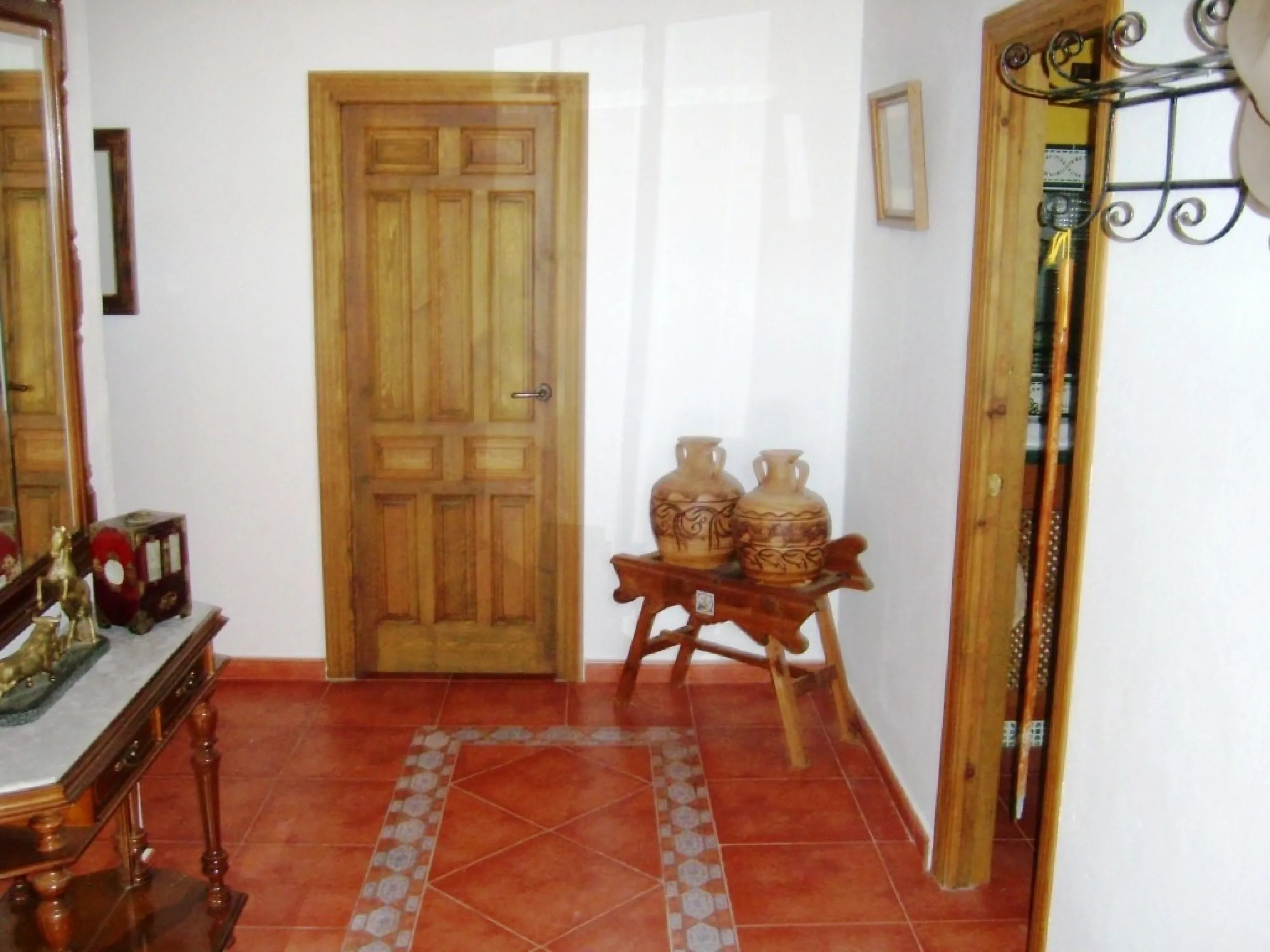 743-V For sale a farm with a house of 150 m2, all on one level consisting of very spacious lounge/dining room with fireplace, fitted kitchen, 2 bedrooms, 2 bathrooms, pantry, storage room, terrace with views to the Guadalhorce Valley, has 200 000 m2 of fe