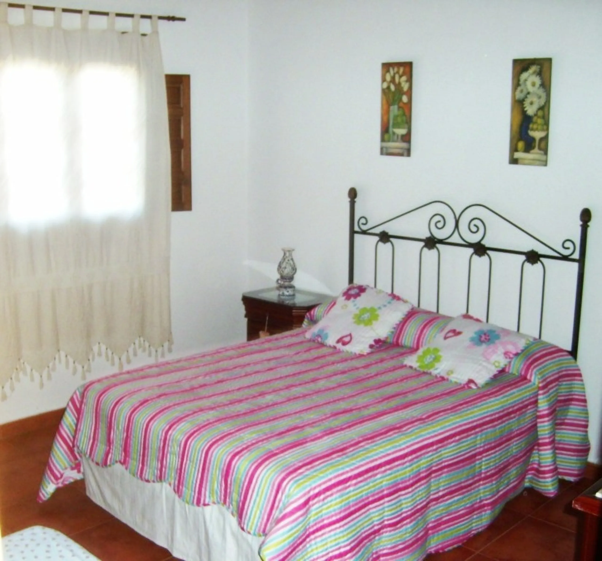 743-V For sale a farm with a house of 150 m2, all on one level consisting of very spacious lounge/dining room with fireplace, fitted kitchen, 2 bedrooms, 2 bathrooms, pantry, storage room, terrace with views to the Guadalhorce Valley, has 200 000 m2 of fe