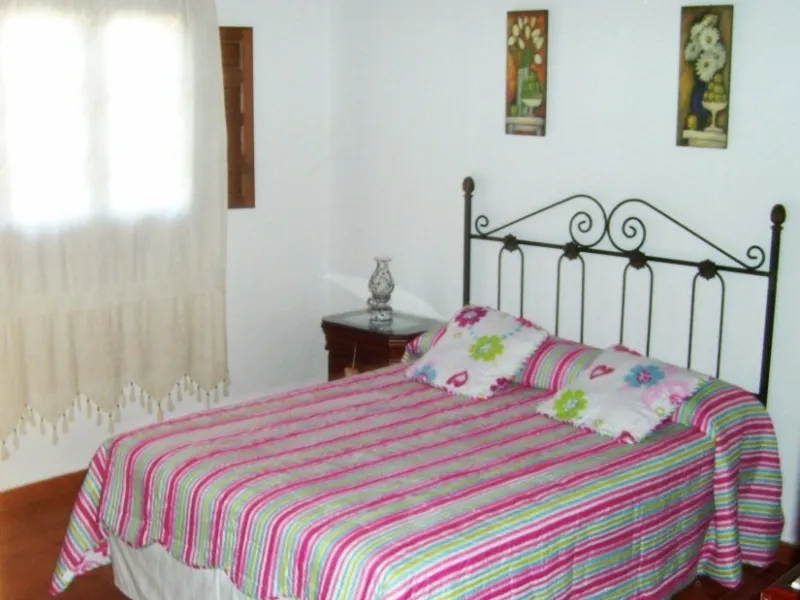 743-V For sale a farm with a house of 150 m2, all on one level consisting of very spacious lounge/dining room with fireplace, fitted kitchen, 2 bedrooms, 2 bathrooms, pantry, storage room, terrace with views to the Guadalhorce Valley, has 200 000 m2 of fe