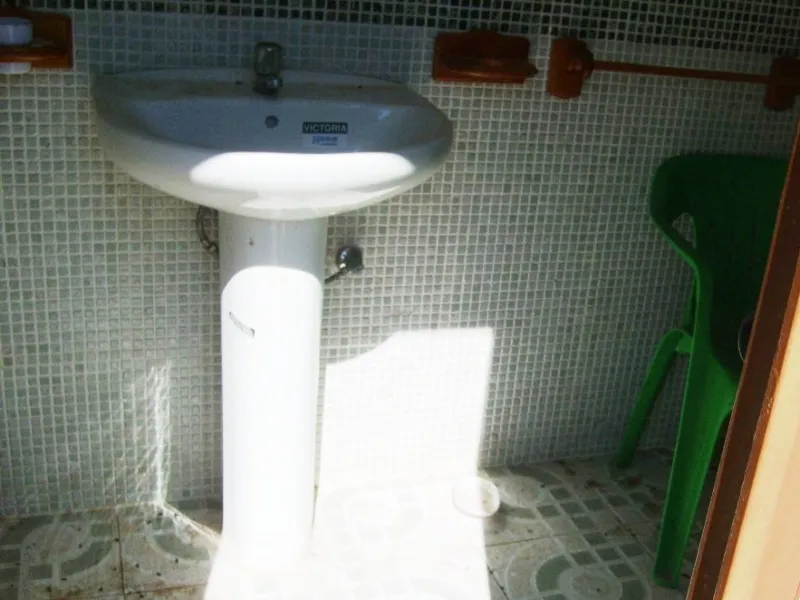 743-V For sale a farm with a house of 150 m2, all on one level consisting of very spacious lounge/dining room with fireplace, fitted kitchen, 2 bedrooms, 2 bathrooms, pantry, storage room, terrace with views to the Guadalhorce Valley, has 200 000 m2 of fe
