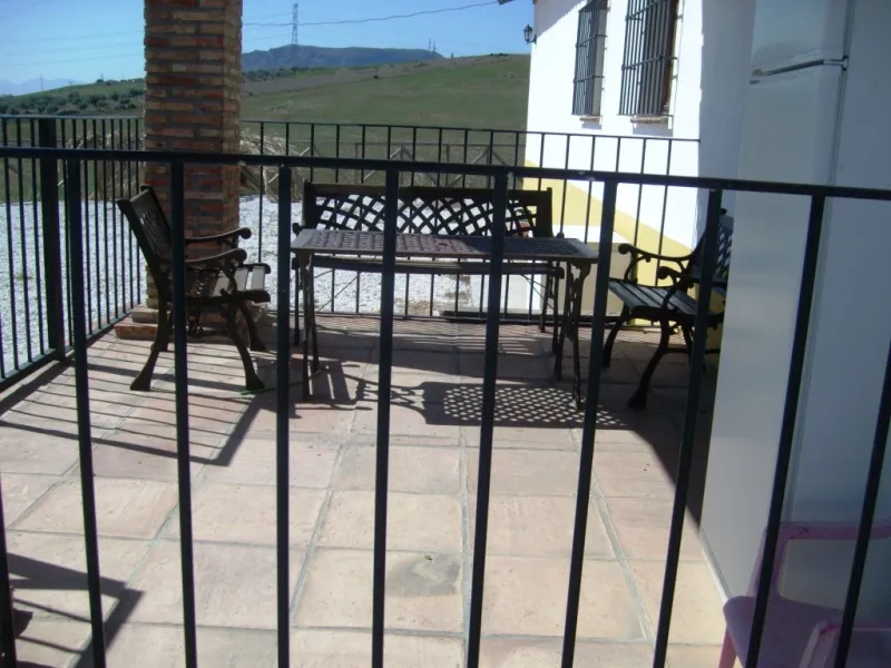 743-V For sale a farm with a house of 150 m2, all on one level consisting of very spacious lounge/dining room with fireplace, fitted kitchen, 2 bedrooms, 2 bathrooms, pantry, storage room, terrace with views to the Guadalhorce Valley, has 200 000 m2 of fe