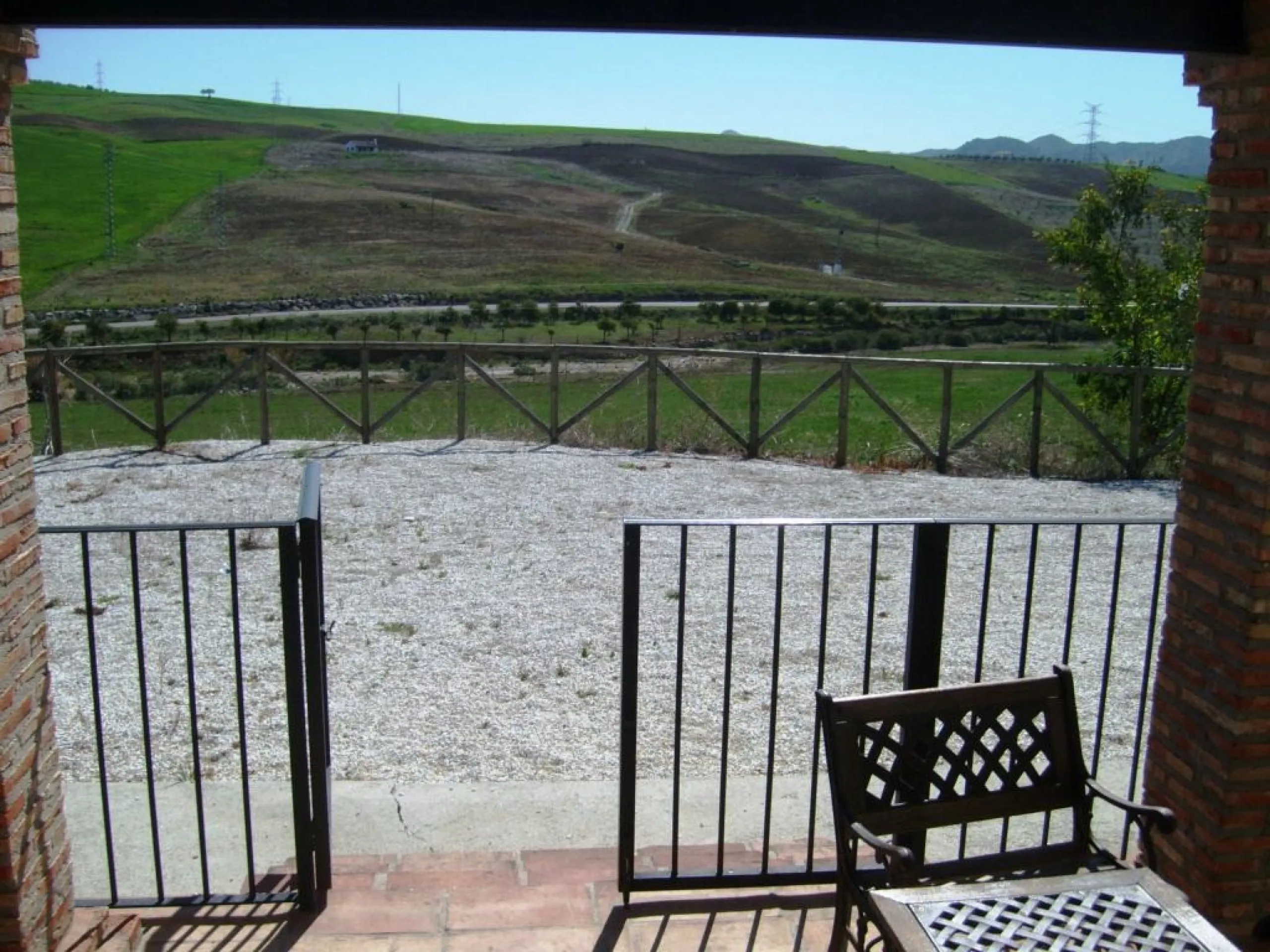 743-V For sale a farm with a house of 150 m2, all on one level consisting of very spacious lounge/dining room with fireplace, fitted kitchen, 2 bedrooms, 2 bathrooms, pantry, storage room, terrace with views to the Guadalhorce Valley, has 200 000 m2 of fe