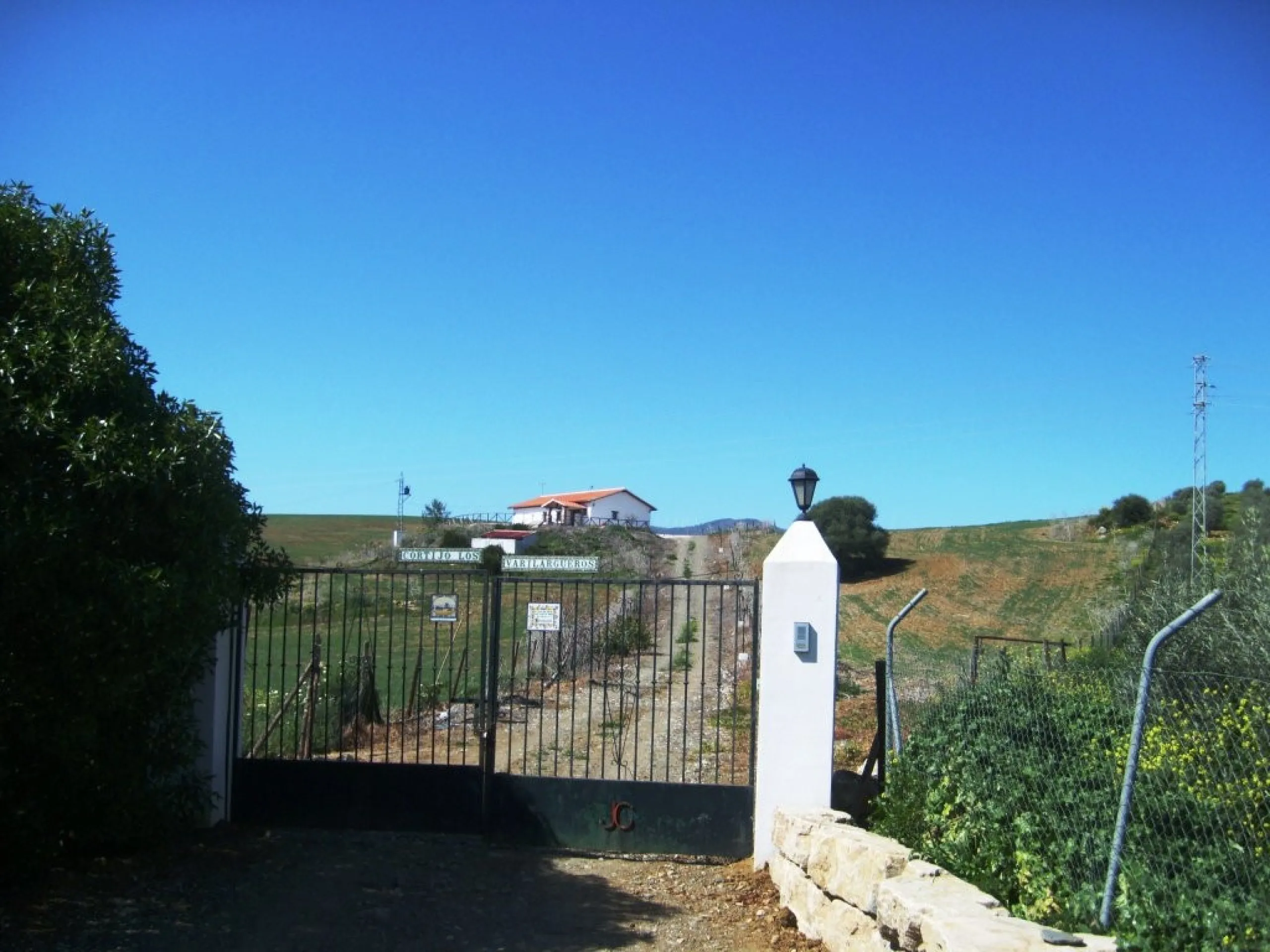 743-V For sale a farm with a house of 150 m2, all on one level consisting of very spacious lounge/dining room with fireplace, fitted kitchen, 2 bedrooms, 2 bathrooms, pantry, storage room, terrace with views to the Guadalhorce Valley, has 200 000 m2 of fe
