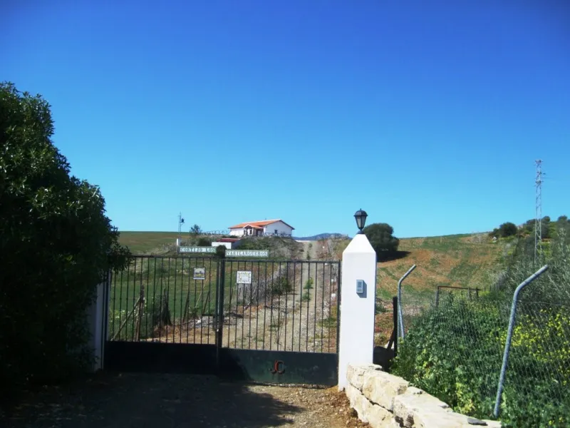 743-V For sale a farm with a house of 150 m2, all on one level consisting of very spacious lounge/dining room with fireplace, fitted kitchen, 2 bedrooms, 2 bathrooms, pantry, storage room, terrace with views to the Guadalhorce Valley, has 200 000 m2 of fe