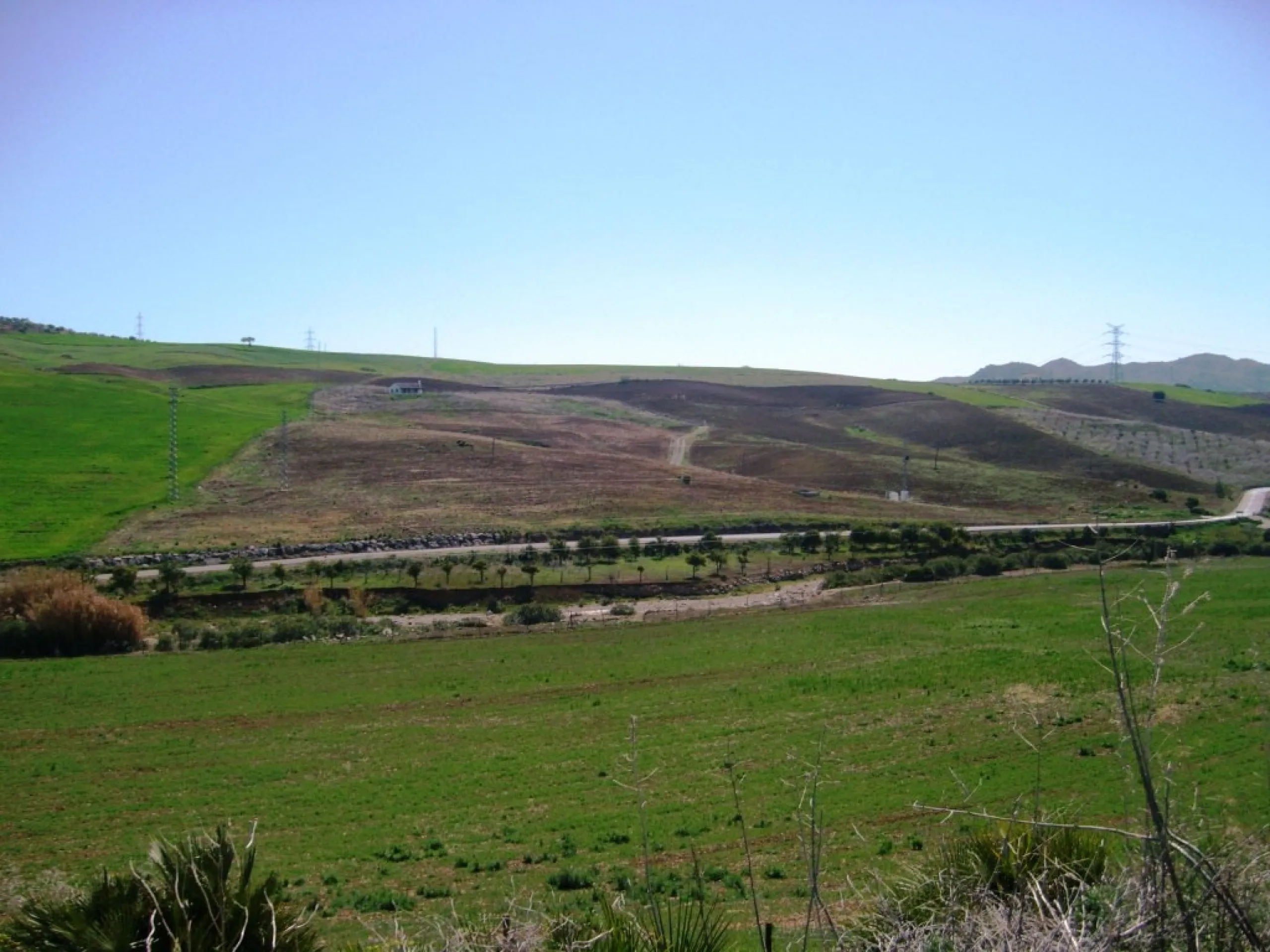 743-V For sale a farm with a house of 150 m2, all on one level consisting of very spacious lounge/dining room with fireplace, fitted kitchen, 2 bedrooms, 2 bathrooms, pantry, storage room, terrace with views to the Guadalhorce Valley, has 200 000 m2 of fe