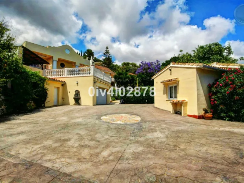 House - Detached Villa в продаже в Benalmadena, Málaga. В доме 10 спален и 10 ванных комнат. Площадь дома 658 м². Площадь участка 2780 м²