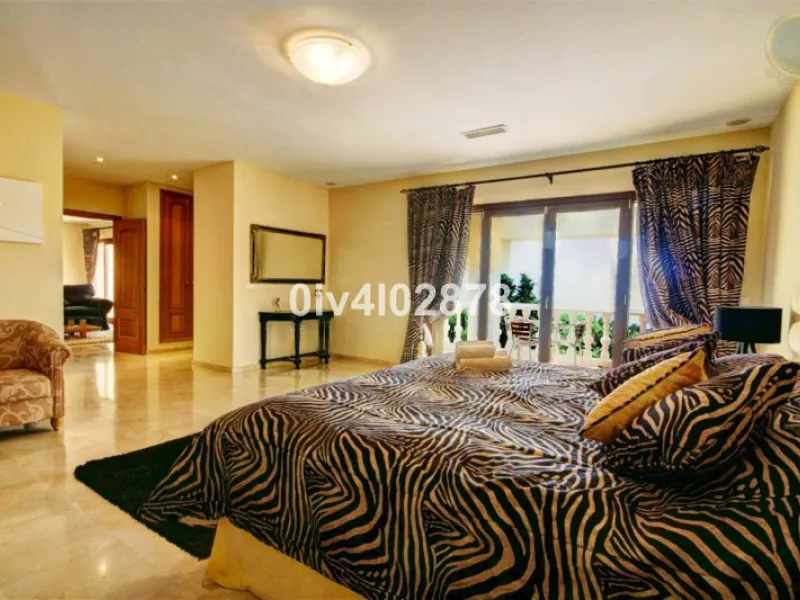 House - Detached Villa в продаже в Benalmadena, Málaga. В доме 10 спален и 10 ванных комнат. Площадь дома 658 м². Площадь участка 2780 м²