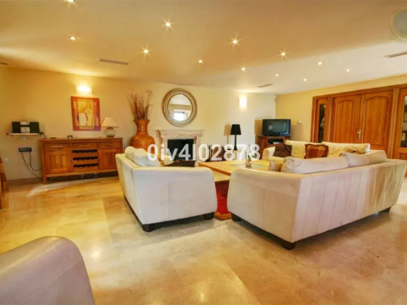House - Detached Villa в продаже в Benalmadena, Málaga. В доме 10 спален и 10 ванных комнат. Площадь дома 658 м². Площадь участка 2780 м²