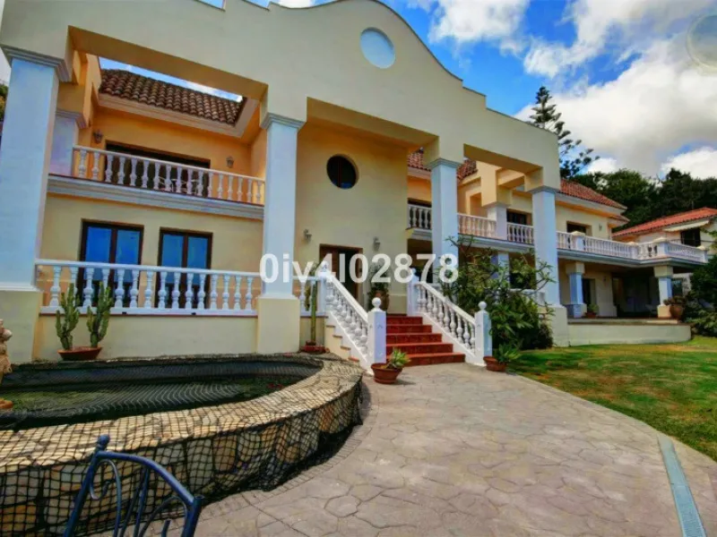 House - Detached Villa в продаже в Benalmadena, Málaga. В доме 10 спален и 10 ванных комнат. Площадь дома 658 м². Площадь участка 2780 м²