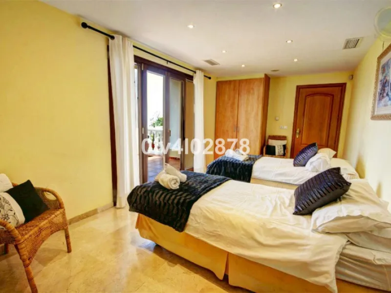 House - Detached Villa в продаже в Benalmadena, Málaga. В доме 10 спален и 10 ванных комнат. Площадь дома 658 м². Площадь участка 2780 м²