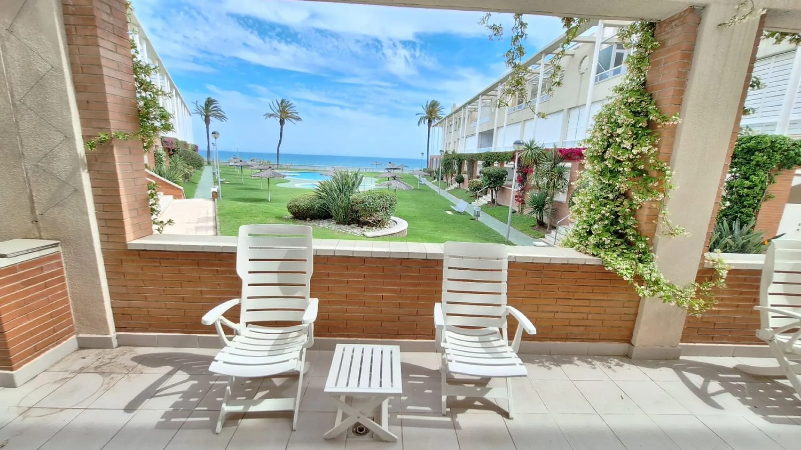 Exclusive seafront ground floor apartment in Masía Blanca, El Vendrell