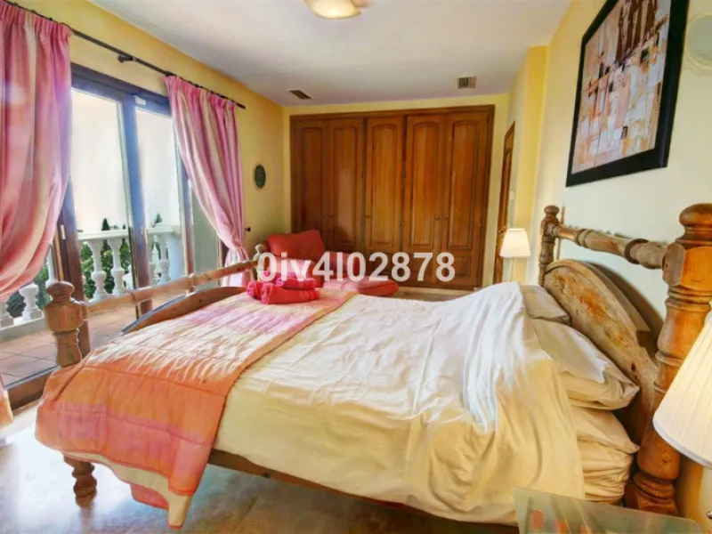 House - Detached Villa в продаже в Benalmadena, Málaga. В доме 10 спален и 10 ванных комнат. Площадь дома 658 м². Площадь участка 2780 м²