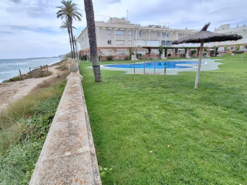Exclusive seafront ground floor apartment in Masía Blanca, El Vendrell
