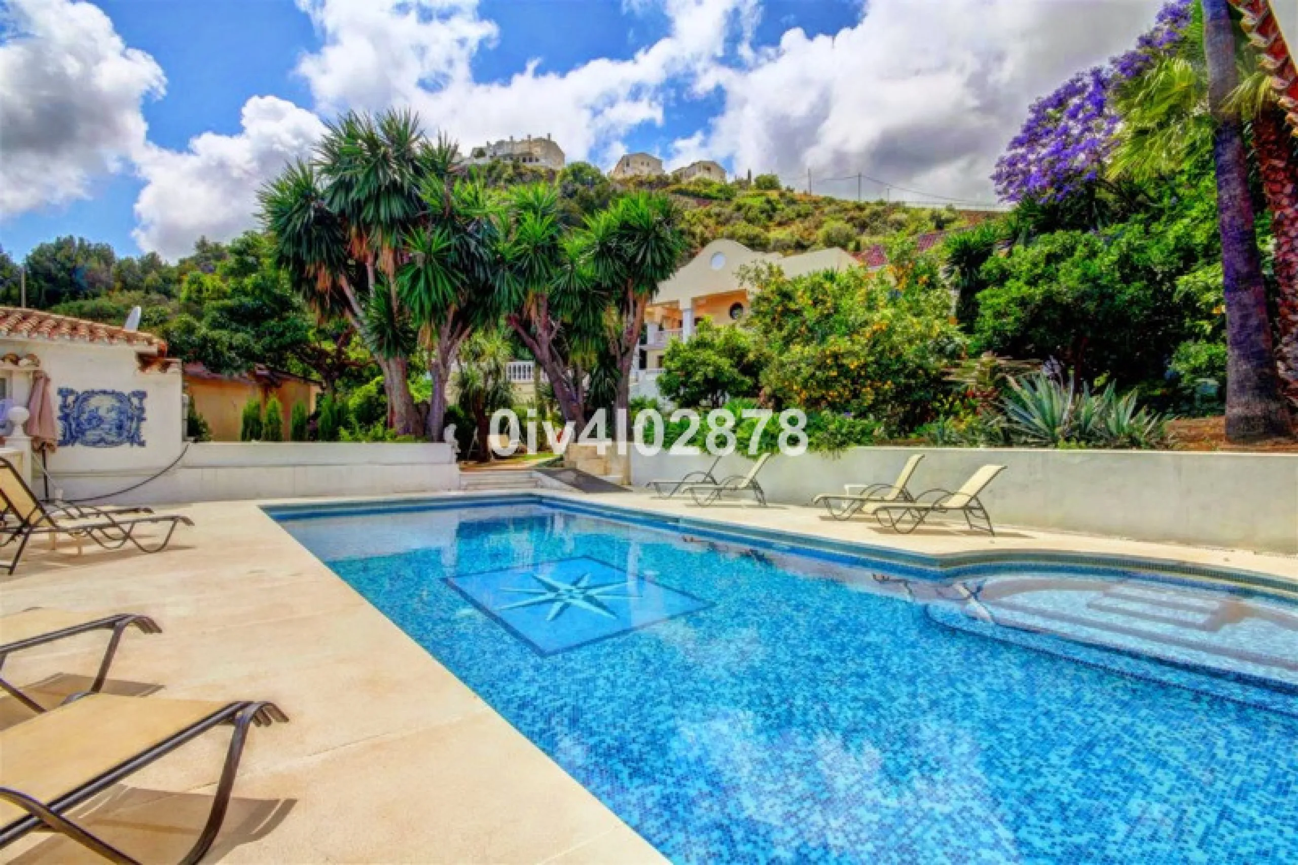 House - Detached Villa в продаже в Benalmadena, Málaga. В доме 10 спален и 10 ванных комнат. Площадь дома 658 м². Площадь участка 2780 м²