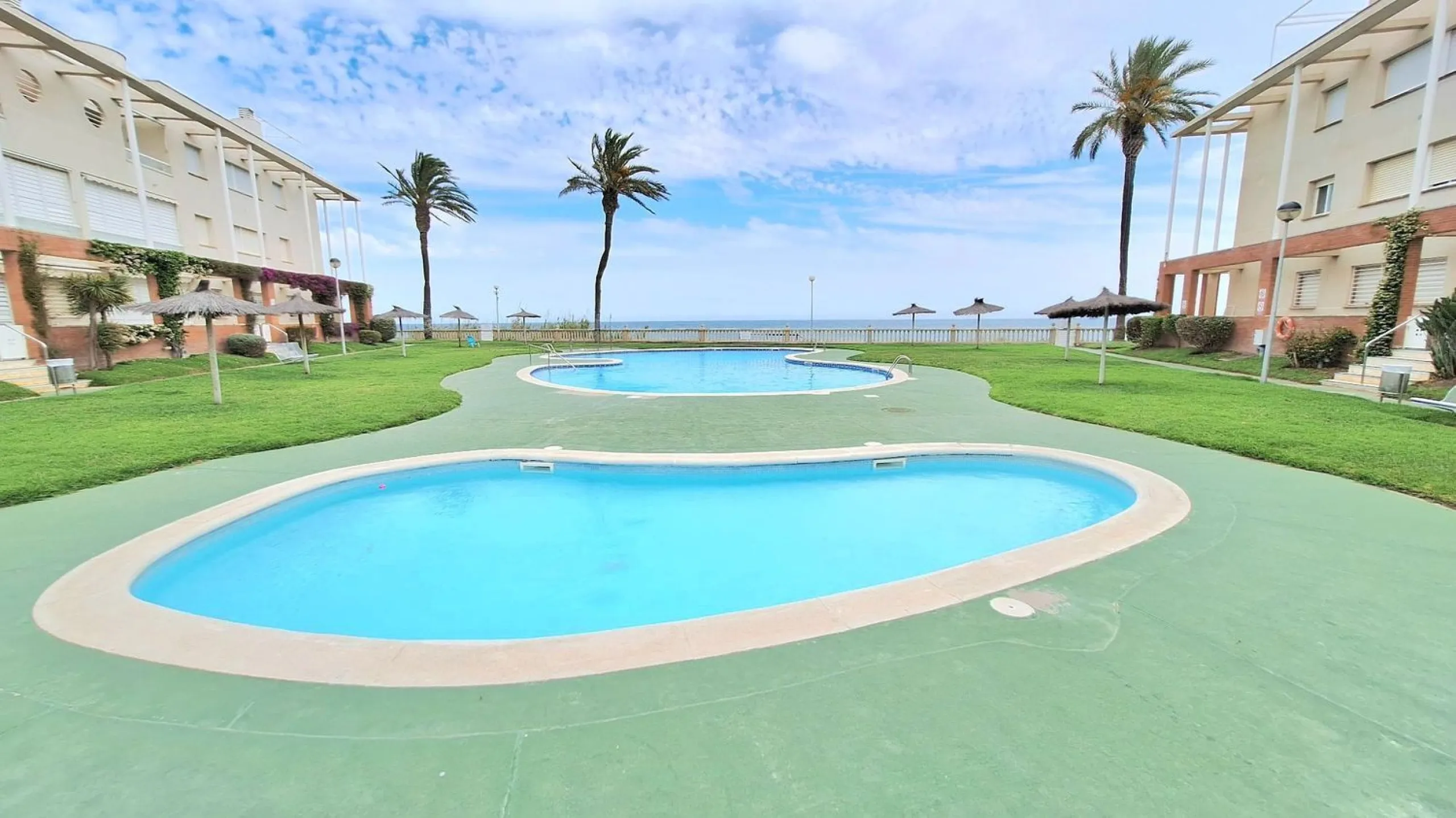 Exclusive seafront ground floor apartment in Masía Blanca, El Vendrell