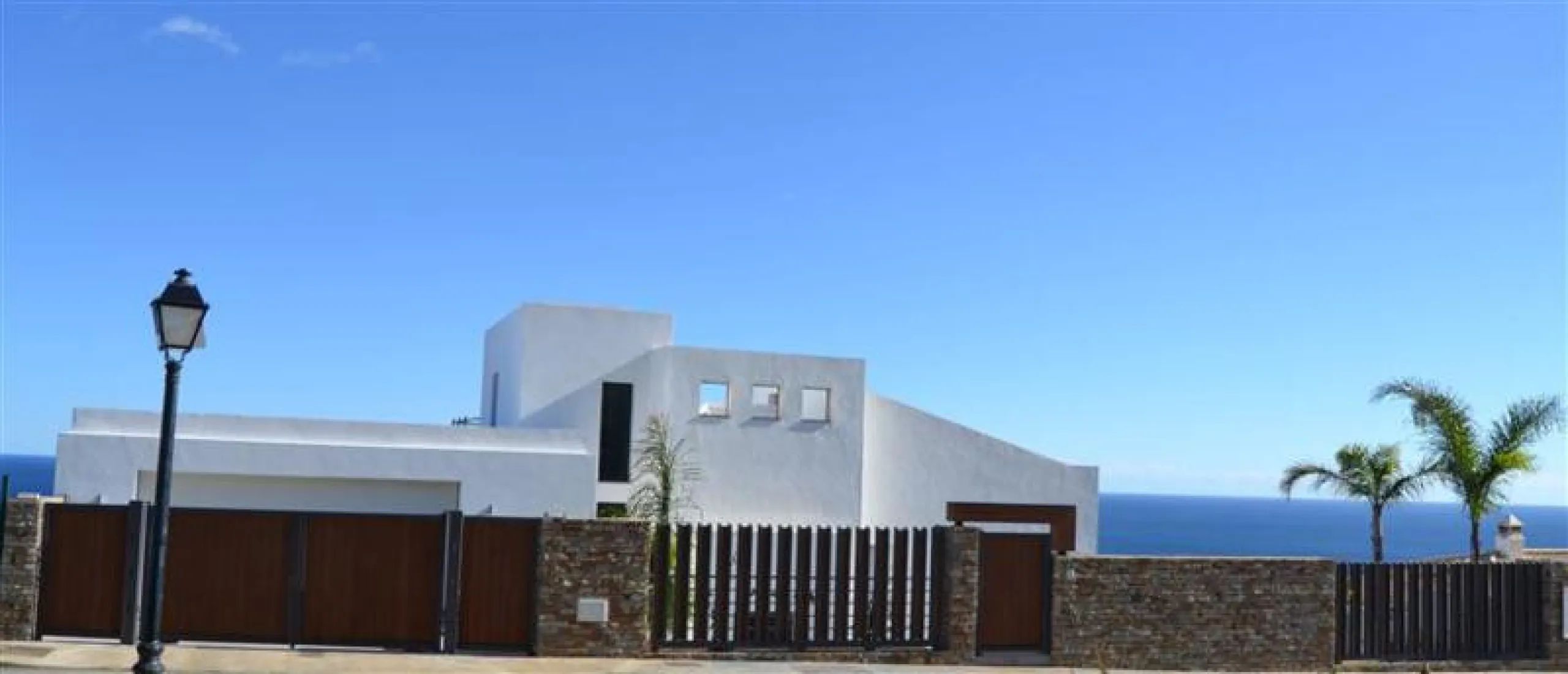 Perched above the beaches of Casares, Manilva, and Sotogrande, this exceptional villa offers uninterrupted panoramic views stretching from Gibraltar to Marbella. Every corner of the property has been designed to bring Mediterranean light and the deep blue