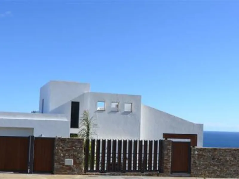 Perched above the beaches of Casares, Manilva, and Sotogrande, this exceptional villa offers uninterrupted panoramic views stretching from Gibraltar to Marbella. Every corner of the property has been designed to bring Mediterranean light and the deep blue