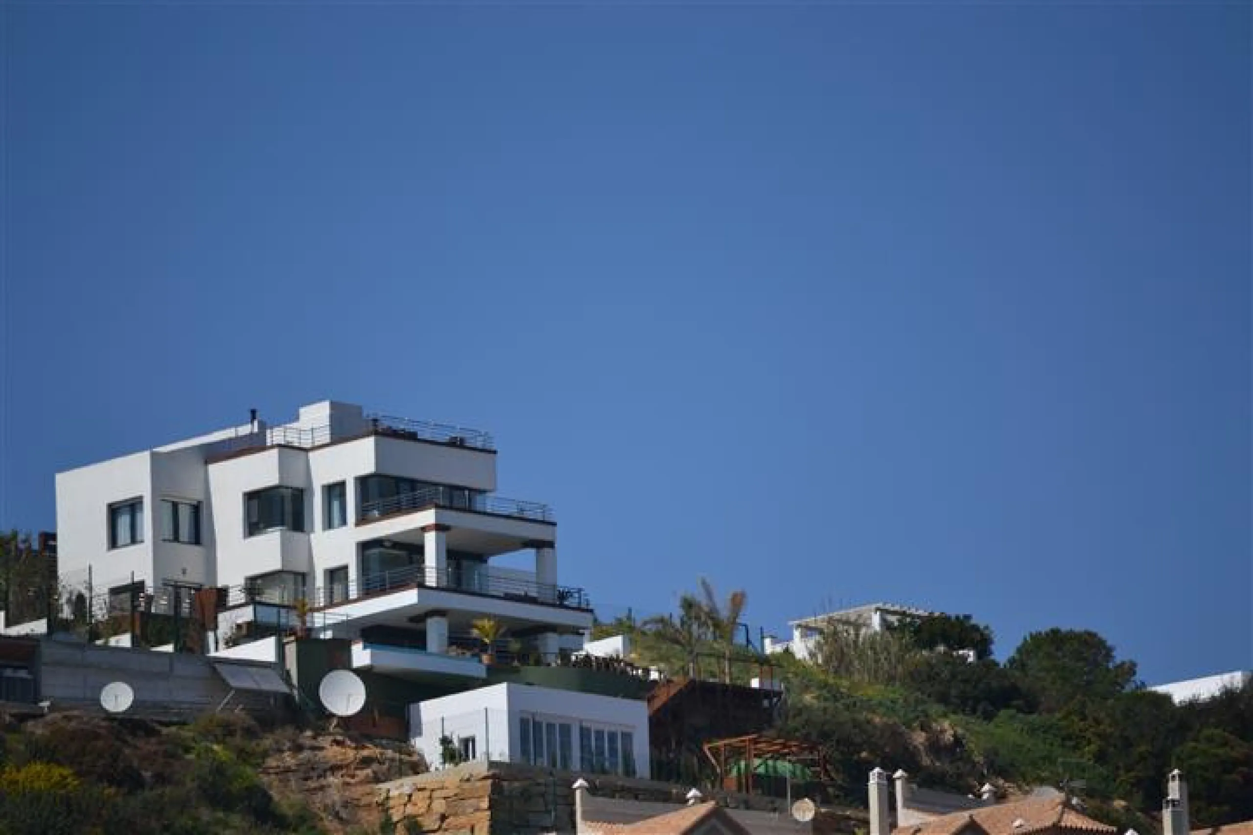 Perched above the beaches of Casares, Manilva, and Sotogrande, this exceptional villa offers uninterrupted panoramic views stretching from Gibraltar to Marbella. Every corner of the property has been designed to bring Mediterranean light and the deep blue