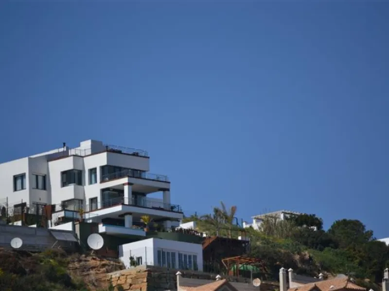 Perched above the beaches of Casares, Manilva, and Sotogrande, this exceptional villa offers uninterrupted panoramic views stretching from Gibraltar to Marbella. Every corner of the property has been designed to bring Mediterranean light and the deep blue