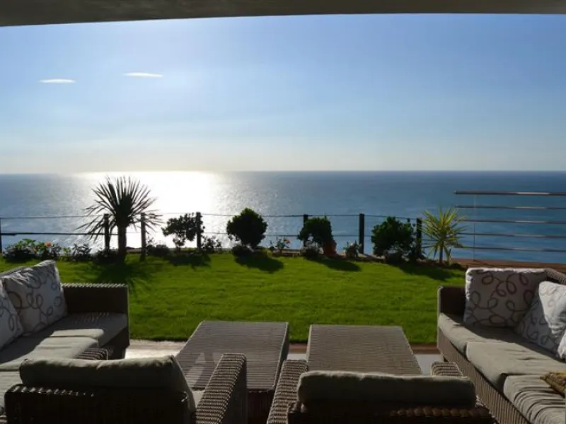 Perched above the beaches of Casares, Manilva, and Sotogrande, this exceptional villa offers uninterrupted panoramic views stretching from Gibraltar to Marbella. Every corner of the property has been designed to bring Mediterranean light and the deep blue