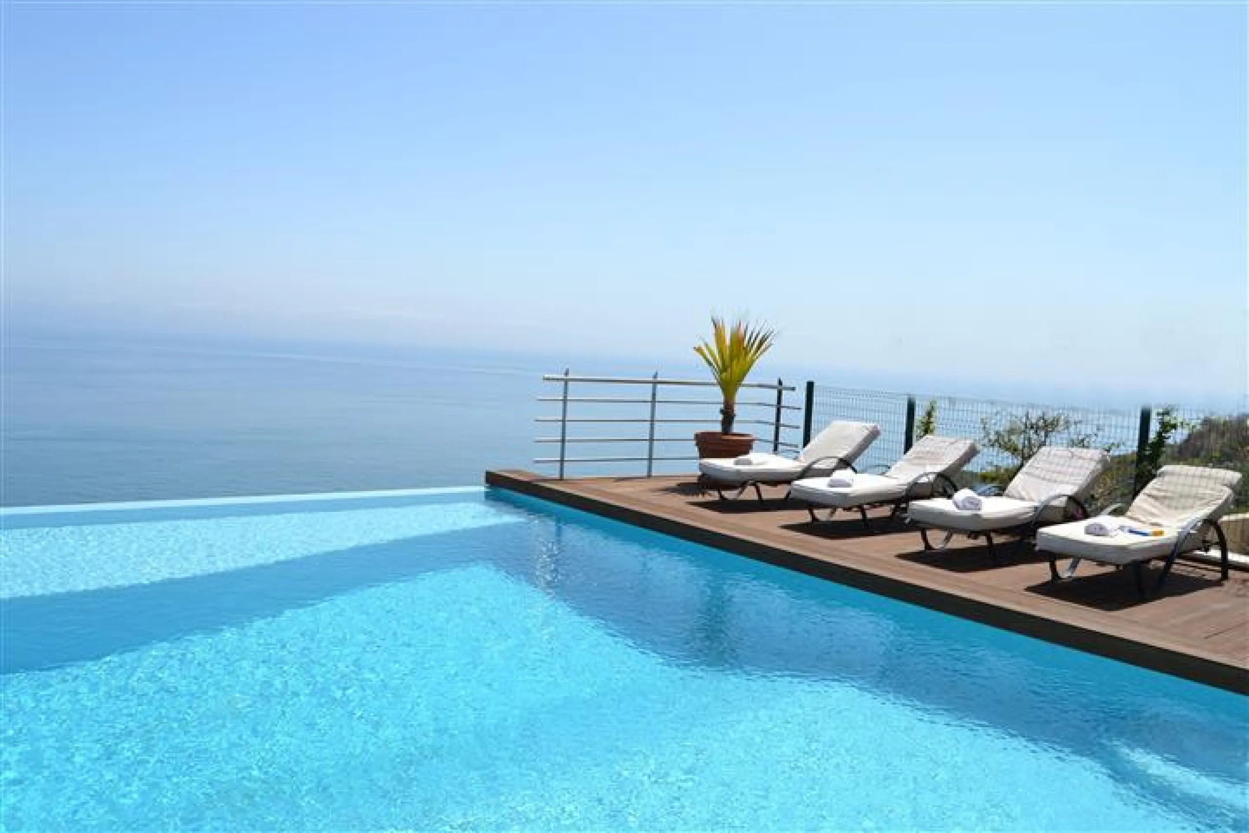 Perched above the beaches of Casares, Manilva, and Sotogrande, this exceptional villa offers uninterrupted panoramic views stretching from Gibraltar to Marbella. Every corner of the property has been designed to bring Mediterranean light and the deep blue
