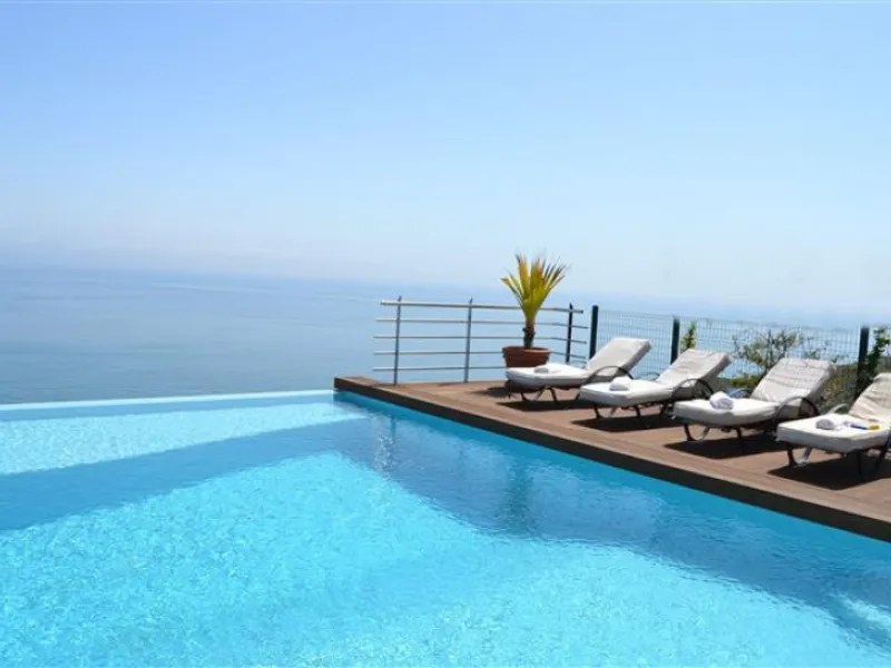 Perched above the beaches of Casares, Manilva, and Sotogrande, this exceptional villa offers uninterrupted panoramic views stretching from Gibraltar to Marbella. Every corner of the property has been designed to bring Mediterranean light and the deep blue