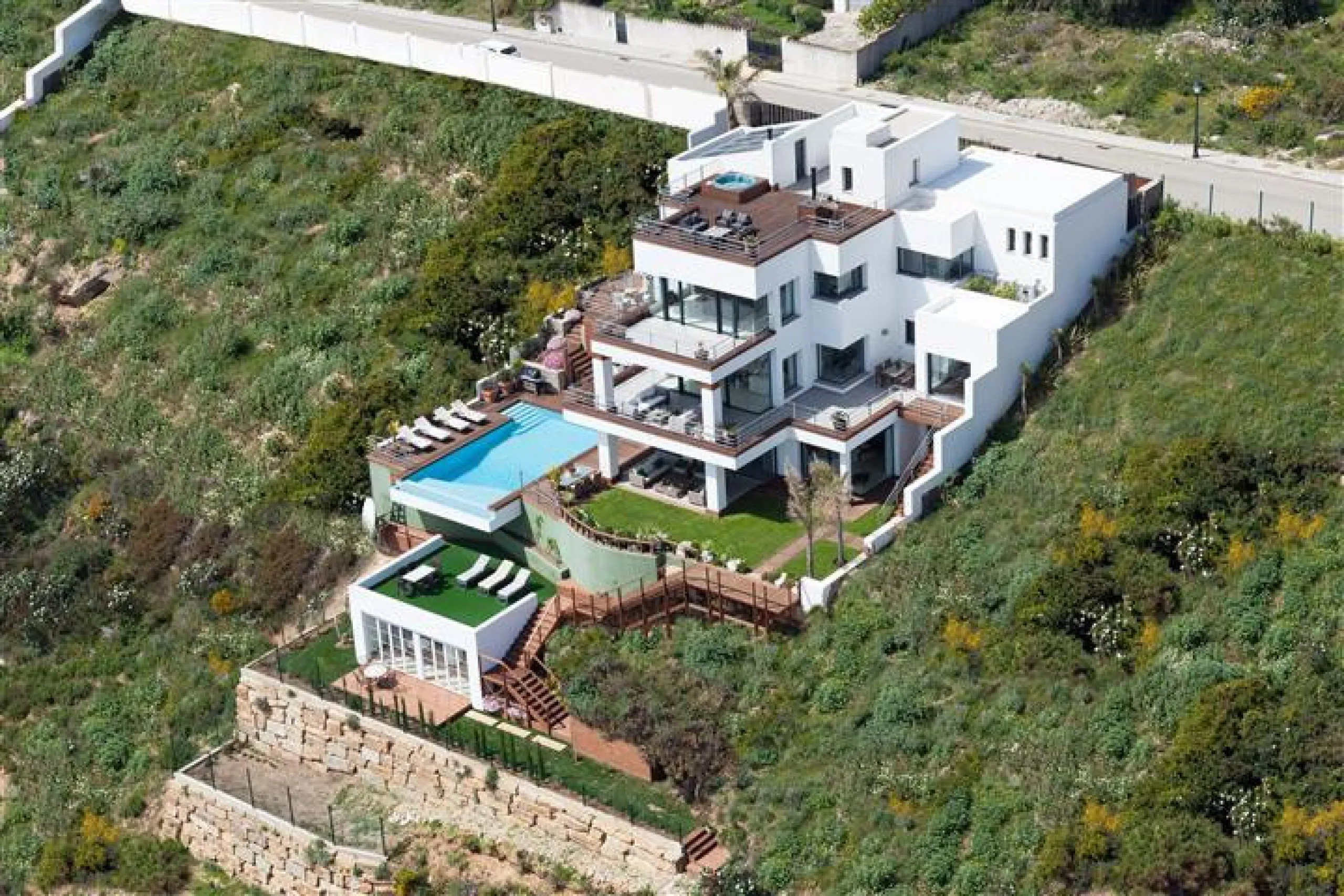 Perched above the beaches of Casares, Manilva, and Sotogrande, this exceptional villa offers uninterrupted panoramic views stretching from Gibraltar to Marbella. Every corner of the property has been designed to bring Mediterranean light and the deep blue