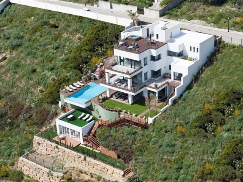 Perched above the beaches of Casares, Manilva, and Sotogrande, this exceptional villa offers uninterrupted panoramic views stretching from Gibraltar to Marbella. Every corner of the property has been designed to bring Mediterranean light and the deep blue