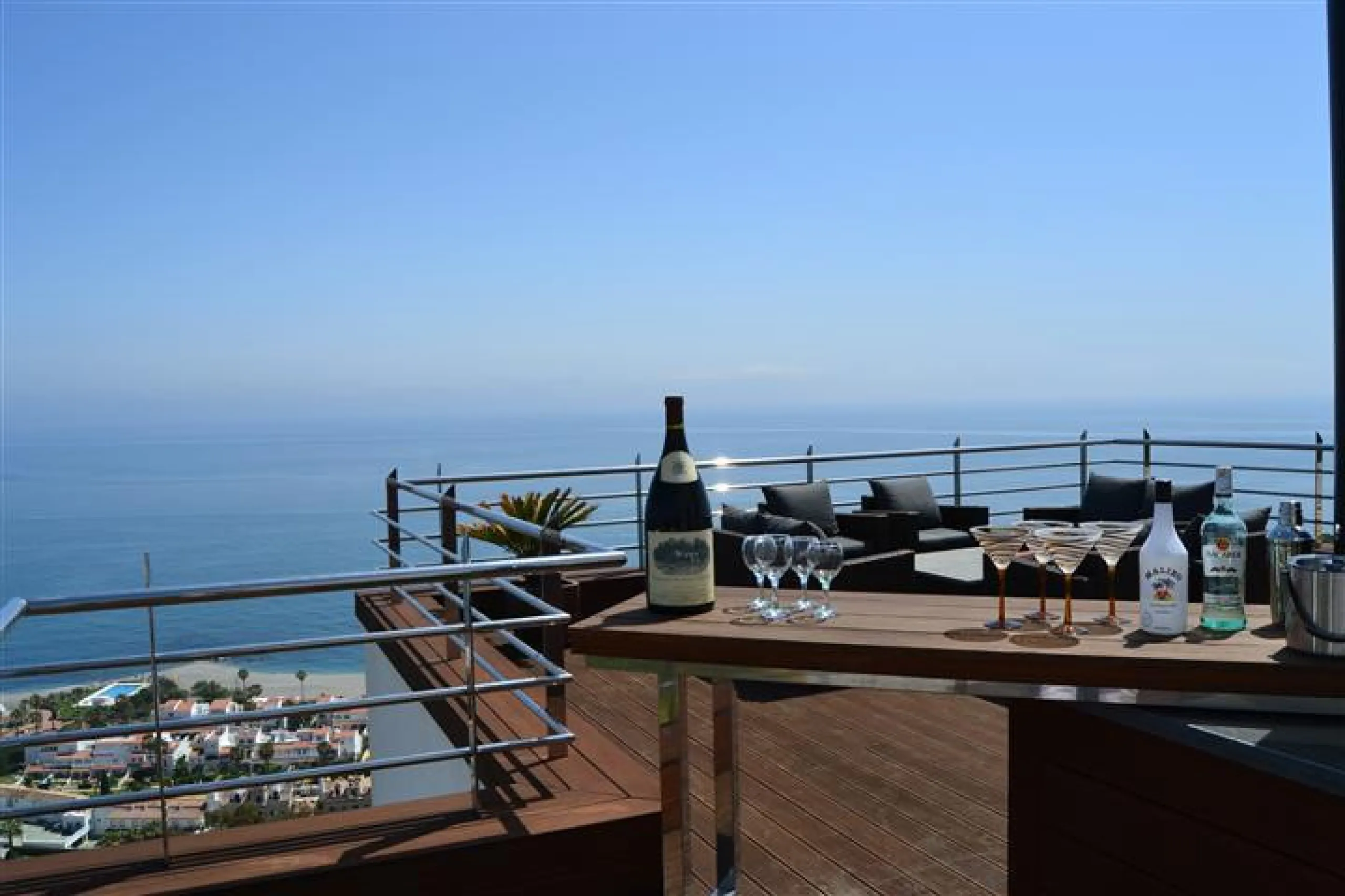 Perched above the beaches of Casares, Manilva, and Sotogrande, this exceptional villa offers uninterrupted panoramic views stretching from Gibraltar to Marbella. Every corner of the property has been designed to bring Mediterranean light and the deep blue