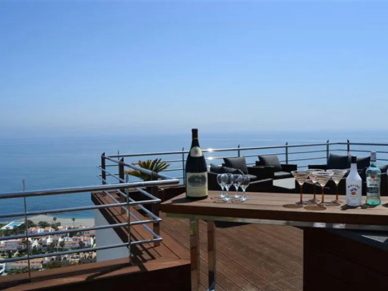 Perched above the beaches of Casares, Manilva, and Sotogrande, this exceptional villa offers uninterrupted panoramic views stretching from Gibraltar to Marbella. Every corner of the property has been designed to bring Mediterranean light and the deep blue