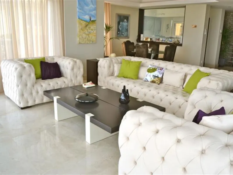 Perched above the beaches of Casares, Manilva, and Sotogrande, this exceptional villa offers uninterrupted panoramic views stretching from Gibraltar to Marbella. Every corner of the property has been designed to bring Mediterranean light and the deep blue