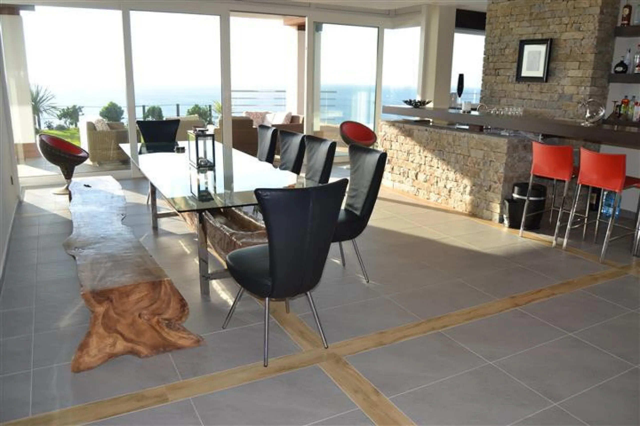 Perched above the beaches of Casares, Manilva, and Sotogrande, this exceptional villa offers uninterrupted panoramic views stretching from Gibraltar to Marbella. Every corner of the property has been designed to bring Mediterranean light and the deep blue