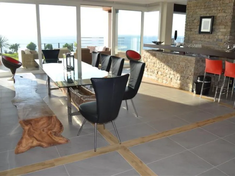 Perched above the beaches of Casares, Manilva, and Sotogrande, this exceptional villa offers uninterrupted panoramic views stretching from Gibraltar to Marbella. Every corner of the property has been designed to bring Mediterranean light and the deep blue