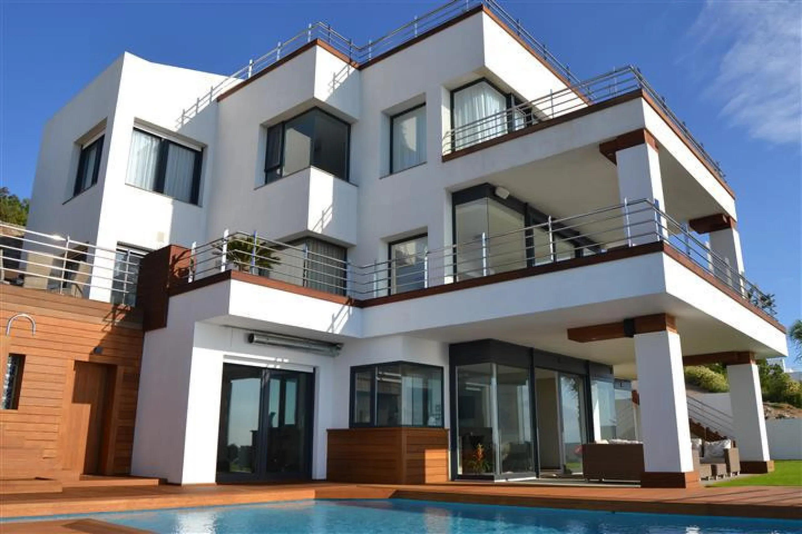 Perched above the beaches of Casares, Manilva, and Sotogrande, this exceptional villa offers uninterrupted panoramic views stretching from Gibraltar to Marbella. Every corner of the property has been designed to bring Mediterranean light and the deep blue