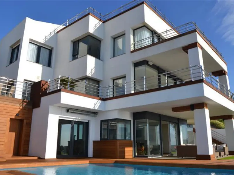 Perched above the beaches of Casares, Manilva, and Sotogrande, this exceptional villa offers uninterrupted panoramic views stretching from Gibraltar to Marbella. Every corner of the property has been designed to bring Mediterranean light and the deep blue