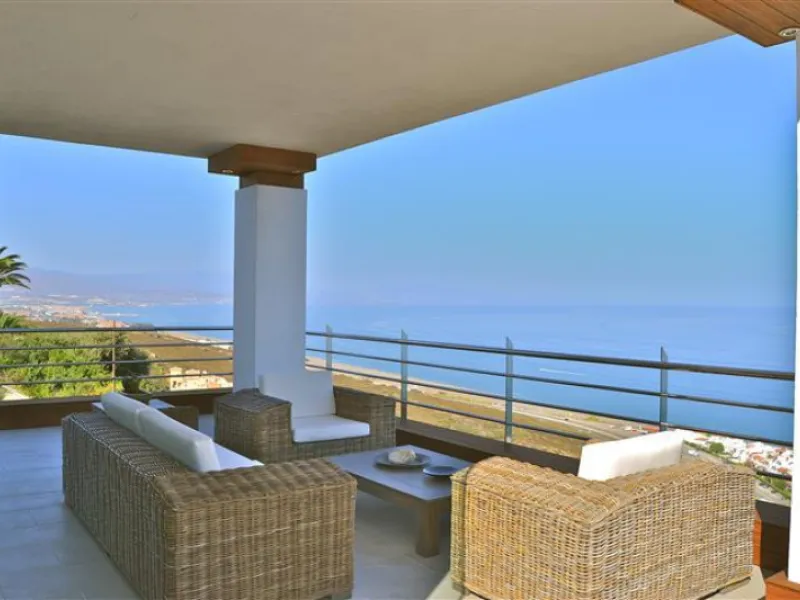 Perched above the beaches of Casares, Manilva, and Sotogrande, this exceptional villa offers uninterrupted panoramic views stretching from Gibraltar to Marbella. Every corner of the property has been designed to bring Mediterranean light and the deep blue