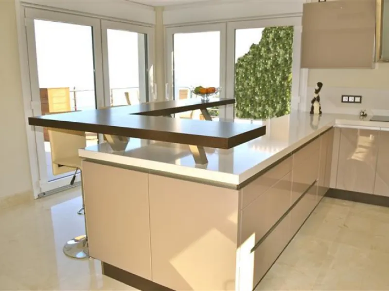 Perched above the beaches of Casares, Manilva, and Sotogrande, this exceptional villa offers uninterrupted panoramic views stretching from Gibraltar to Marbella. Every corner of the property has been designed to bring Mediterranean light and the deep blue