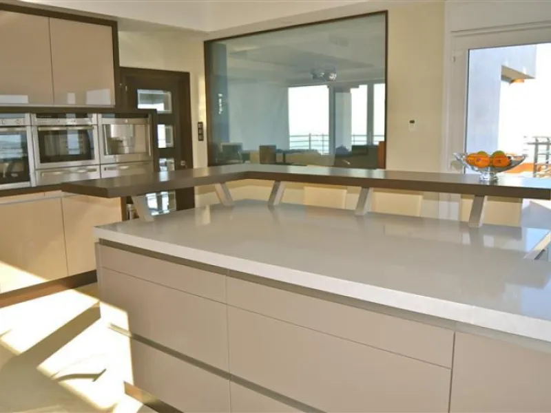 Perched above the beaches of Casares, Manilva, and Sotogrande, this exceptional villa offers uninterrupted panoramic views stretching from Gibraltar to Marbella. Every corner of the property has been designed to bring Mediterranean light and the deep blue