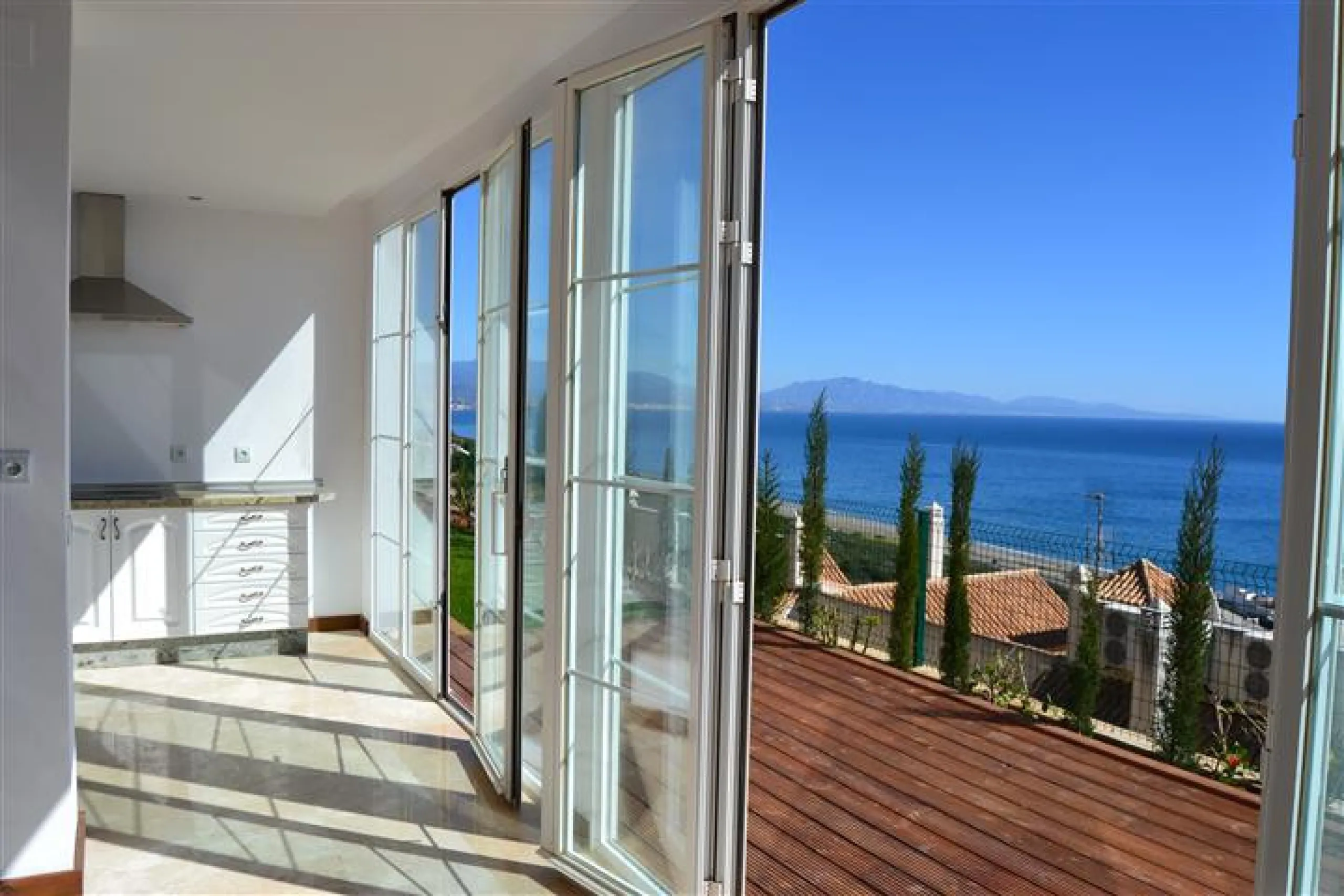 Perched above the beaches of Casares, Manilva, and Sotogrande, this exceptional villa offers uninterrupted panoramic views stretching from Gibraltar to Marbella. Every corner of the property has been designed to bring Mediterranean light and the deep blue