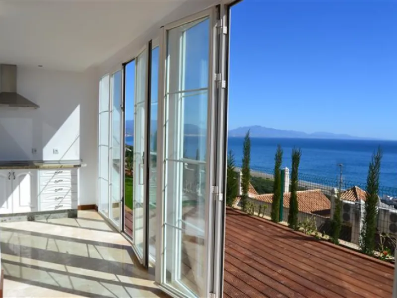 Perched above the beaches of Casares, Manilva, and Sotogrande, this exceptional villa offers uninterrupted panoramic views stretching from Gibraltar to Marbella. Every corner of the property has been designed to bring Mediterranean light and the deep blue
