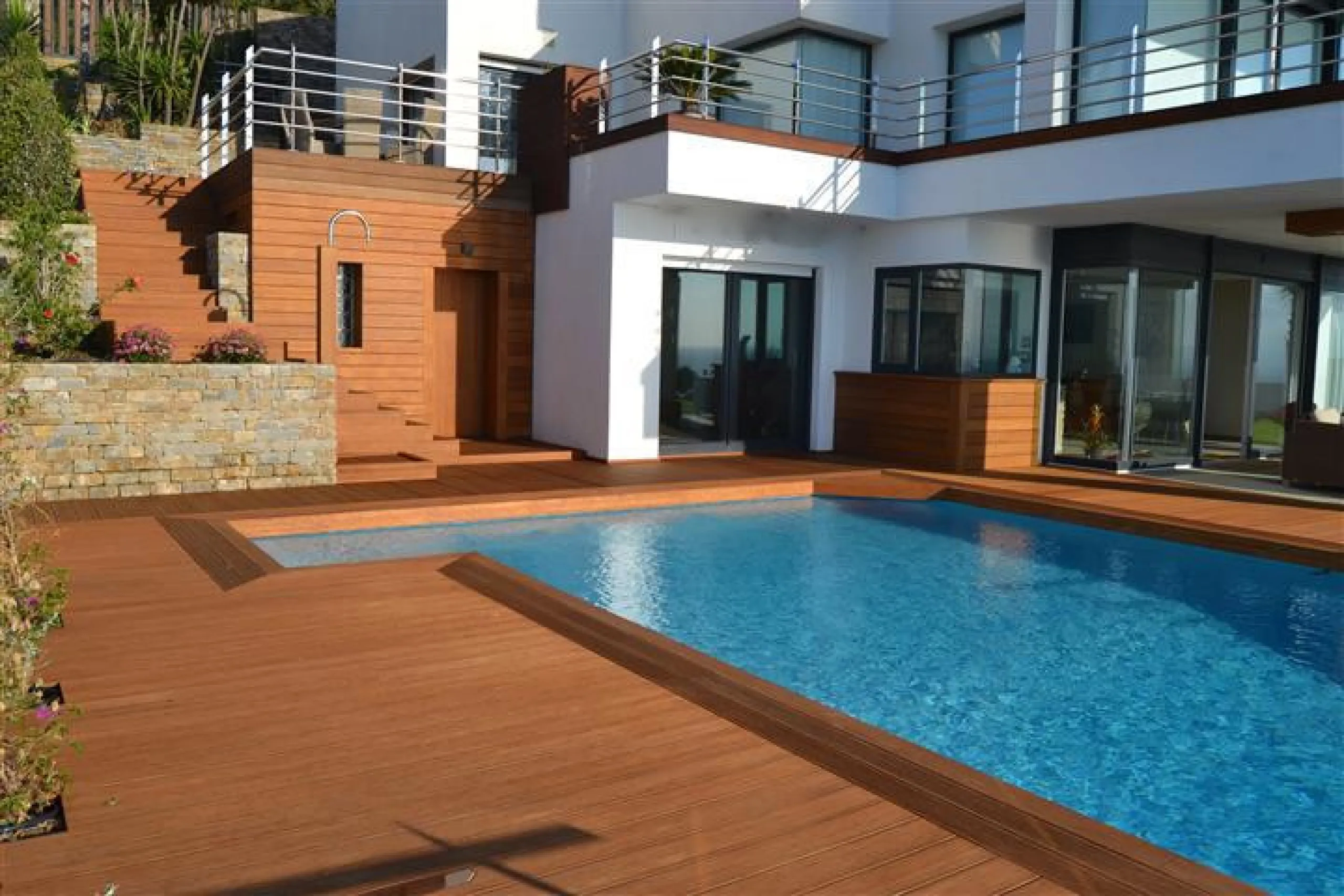 Perched above the beaches of Casares, Manilva, and Sotogrande, this exceptional villa offers uninterrupted panoramic views stretching from Gibraltar to Marbella. Every corner of the property has been designed to bring Mediterranean light and the deep blue