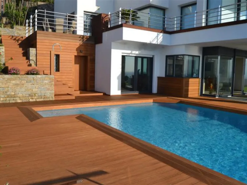 Perched above the beaches of Casares, Manilva, and Sotogrande, this exceptional villa offers uninterrupted panoramic views stretching from Gibraltar to Marbella. Every corner of the property has been designed to bring Mediterranean light and the deep blue