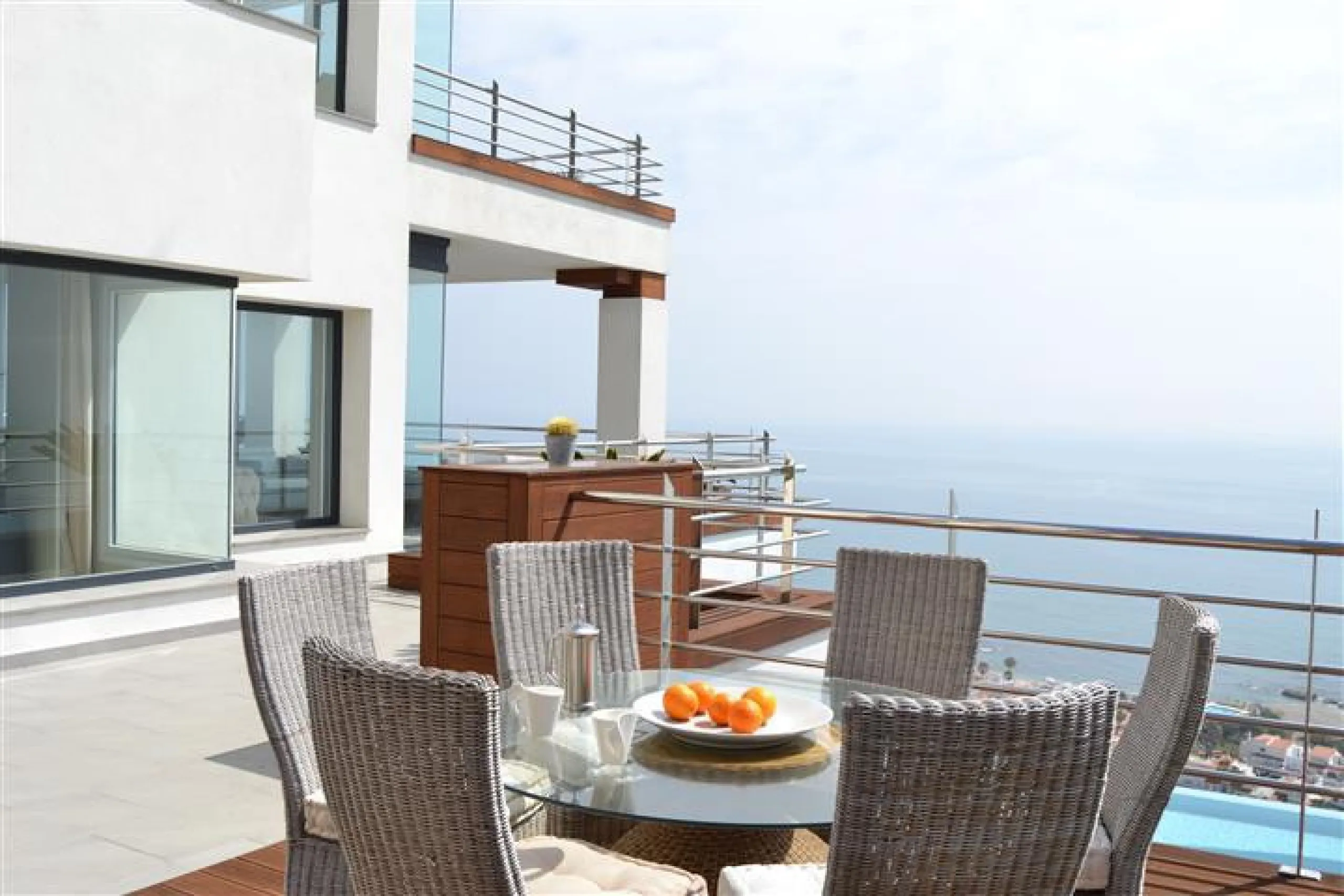 Perched above the beaches of Casares, Manilva, and Sotogrande, this exceptional villa offers uninterrupted panoramic views stretching from Gibraltar to Marbella. Every corner of the property has been designed to bring Mediterranean light and the deep blue