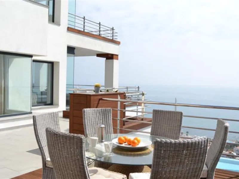 Perched above the beaches of Casares, Manilva, and Sotogrande, this exceptional villa offers uninterrupted panoramic views stretching from Gibraltar to Marbella. Every corner of the property has been designed to bring Mediterranean light and the deep blue
