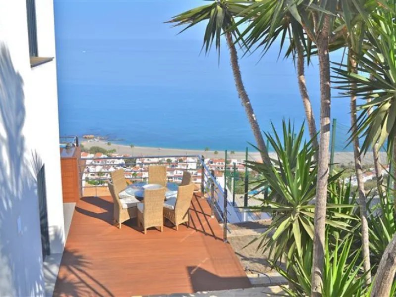 Perched above the beaches of Casares, Manilva, and Sotogrande, this exceptional villa offers uninterrupted panoramic views stretching from Gibraltar to Marbella. Every corner of the property has been designed to bring Mediterranean light and the deep blue